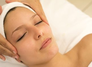 Spotlight on Anti-Aging Treatments: What Dermatologists Recommend massage FACIAL